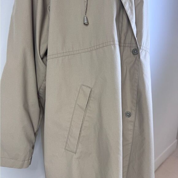 London Fog Classic Trench Coat Camel / Beige Color in Size Large - Picture 4 of 10